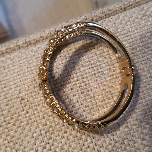 not sure Jewelry - Sparkly gold bracelet that opens in the front.